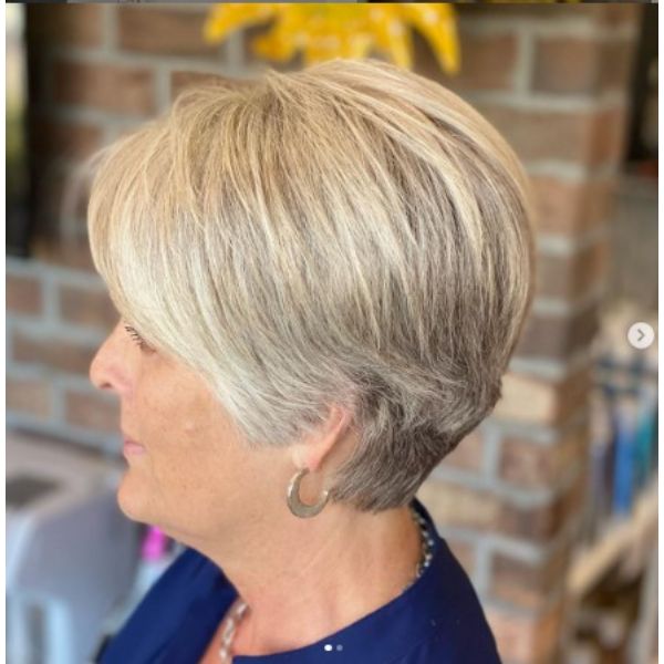  Soft Textured Bob With Highlights Hairstyles For Women Over 60