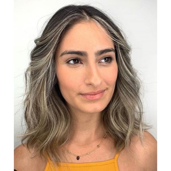  Bright Ashy Blonde Hairstyle with Messy Texture Hairstyle