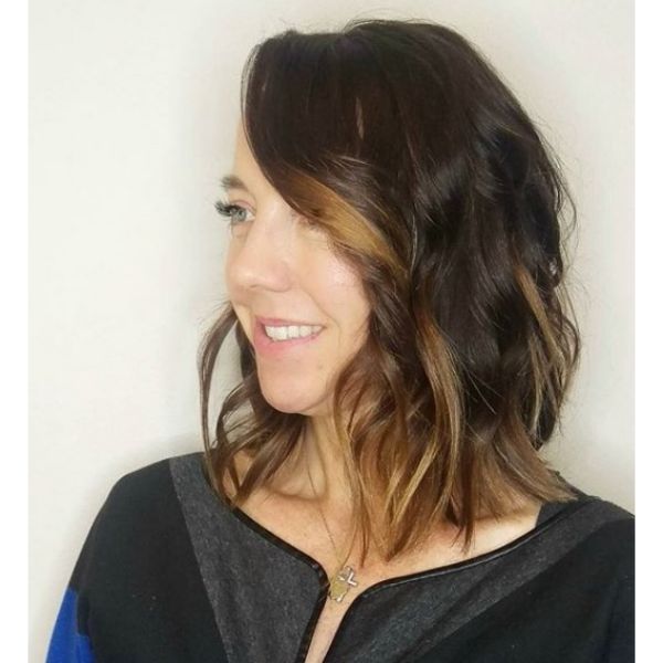  Cool Lob with Brown Highlights Hairstyle