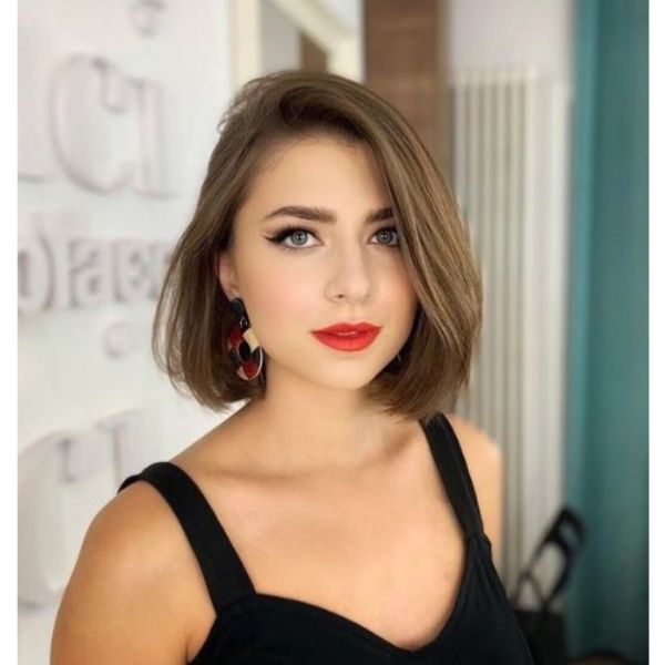  Chin Length Bob Haircut For Oval Face With Side Swept Strands