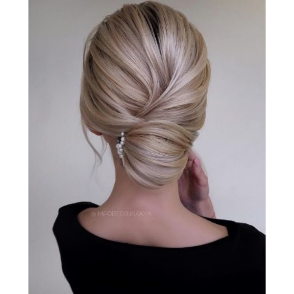  Elegant Twisted Blonde Low Bun With Hair Pin With Pearls