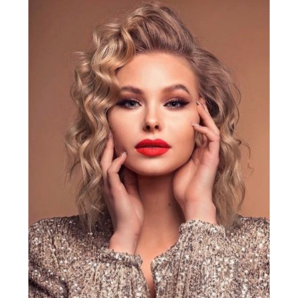 Glamorous Waves Hairstyle With Side-swept Strands Hairstyles For Blonde Hair