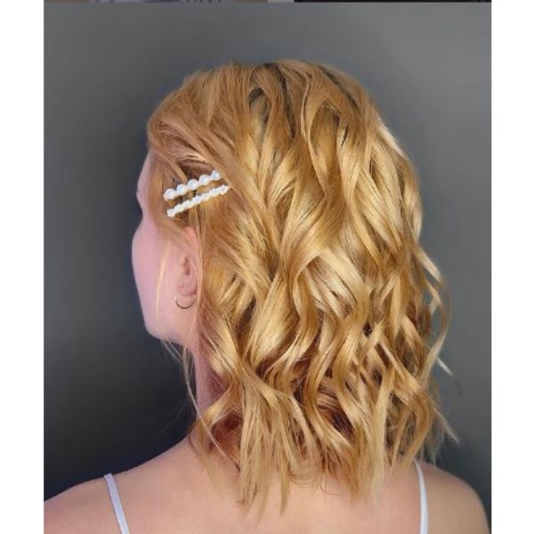  Golden Wavy Medium Hairstyle With Pearl Accessories