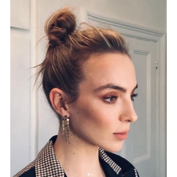 Jodie Comer's High Messy Bun Hairstyle For Blonde Hair