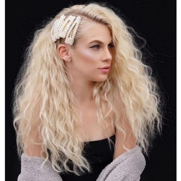 Long Textured Curly Hairstyle For Blonde Hair With 90's Hair Clips