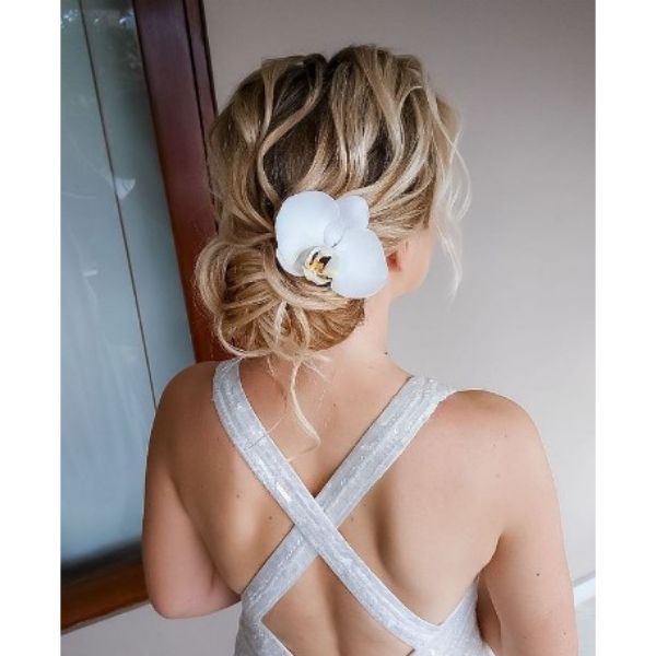  Messy Negligent Wedding Hairstyle With Floral Hair Pin