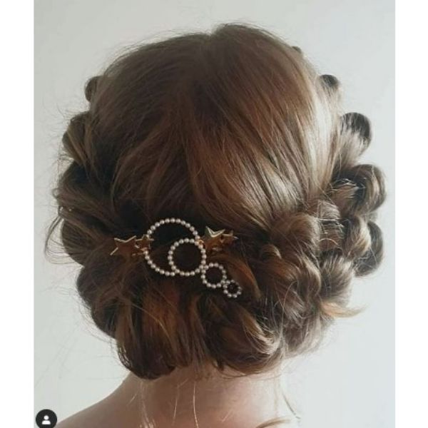 Romantic Wedding Hairstyles For Medium Hair With Star Pins