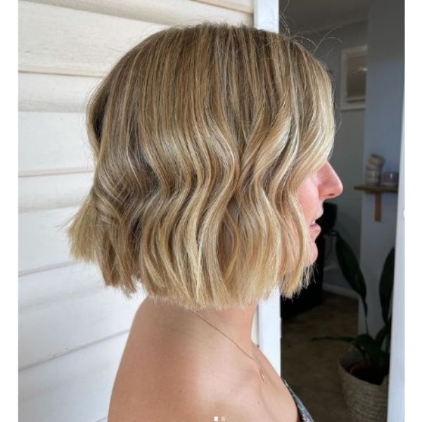 Shiny Wavy Blonde Bob With Blunt Cut Ends