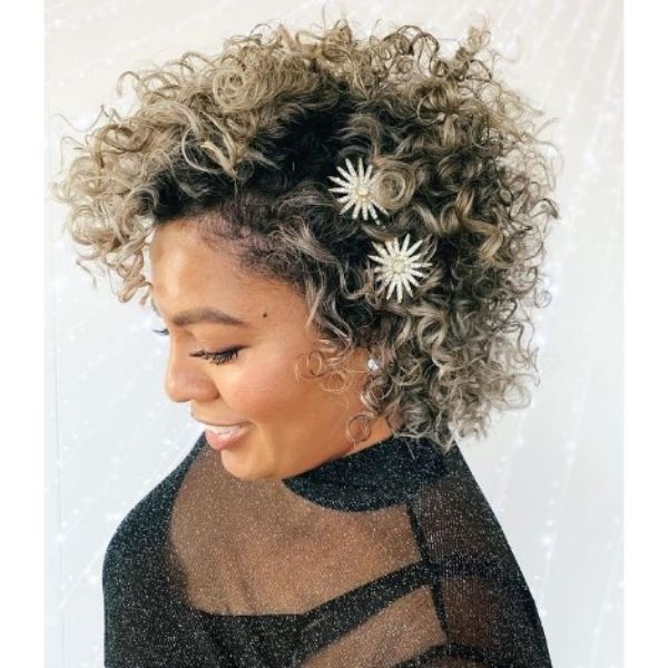  Short Curly Haircut For Blonde Hair With Dark Roots and Daisy Pins