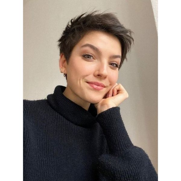   Short Pixie Haircut For Oval Face And Thin Hair
