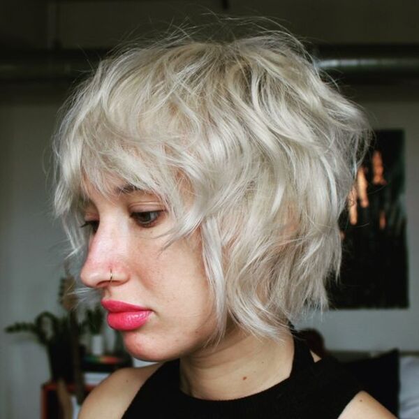Blonde Wavy Shaggy Bob Hair - A woman in her pink lips