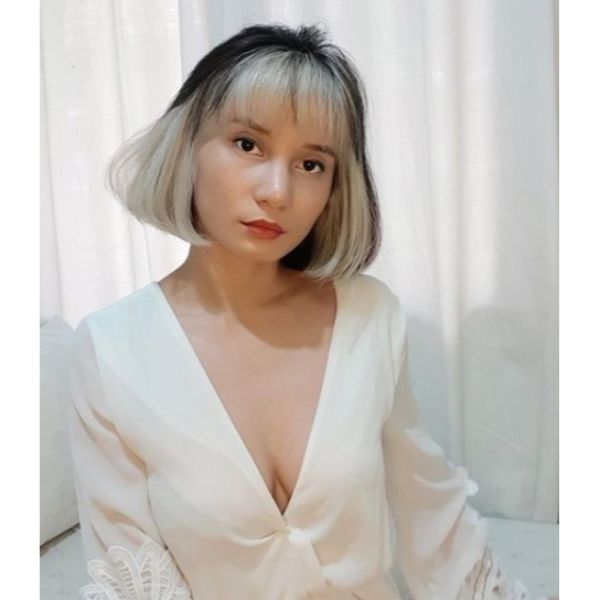 Messy Chin Length Bob with Chunky Blonde Highlights