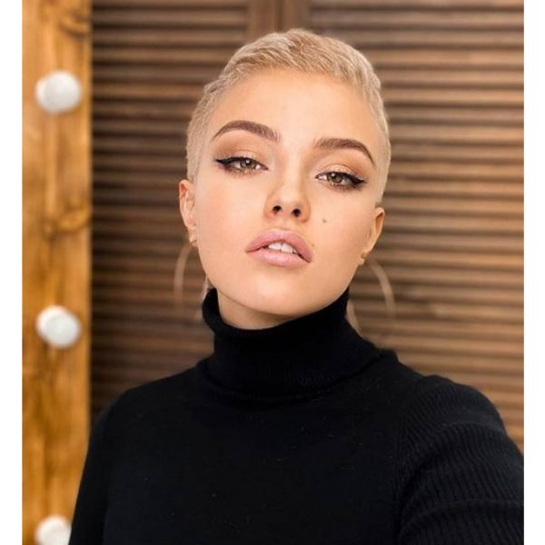  Ultra-short Blonde Easy Hairstyle With Razored Sides