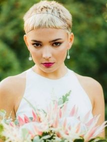Elegant Wedding Hairstyles For Short Blonde Hair With Single Crystal Strand