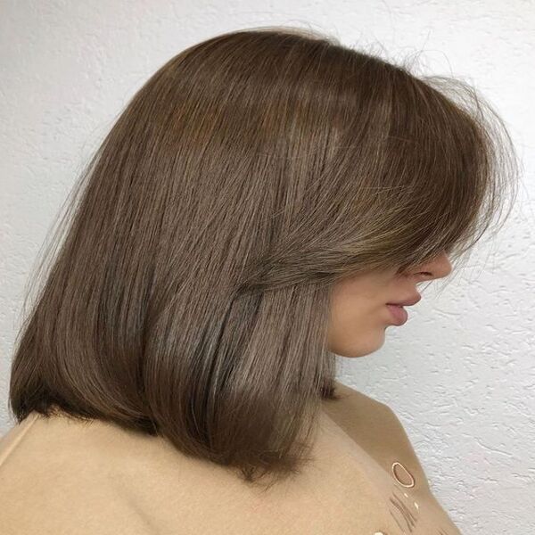 A woman with brown layered hairstyle