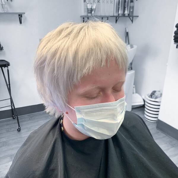 Full Blonde Shag Hair for Chin-Length Hair - A woman inside a salon