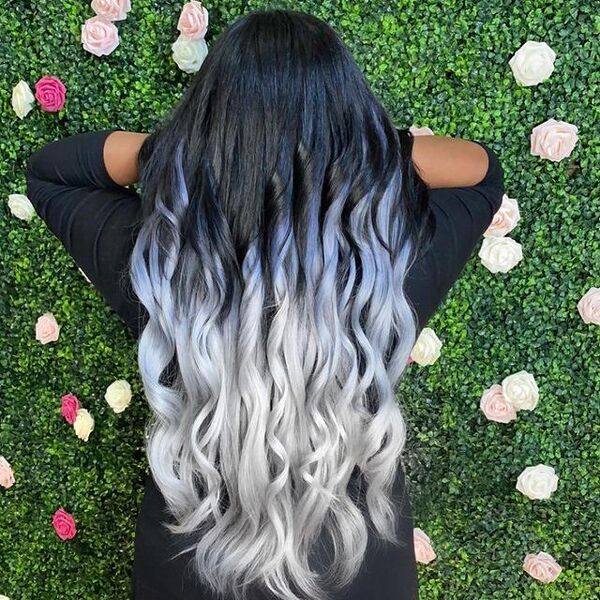 Beachy Waves Silver Ombre - a woman in a back view