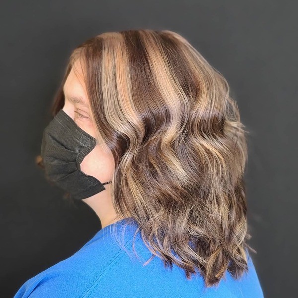 Kelly Clarkson Hairstyle - a woman wearing a black face mask