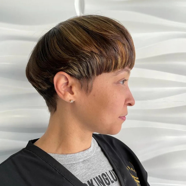 Mob Hair and Mushroom Cut - a woman in a side view