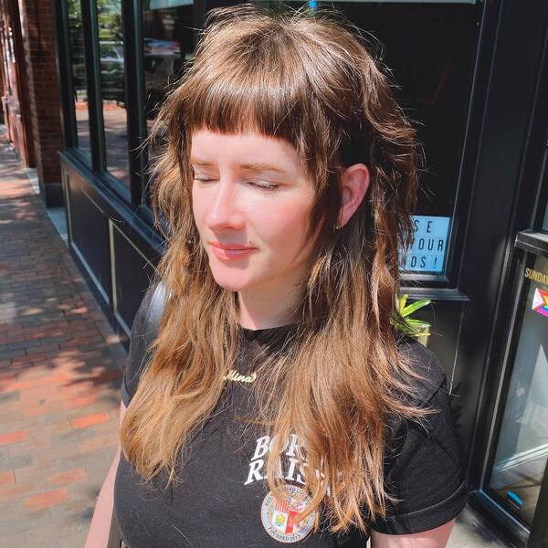 A woman wearing fit black shirt