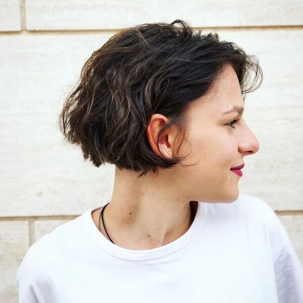 A woman wearing plain white shirt with necklace