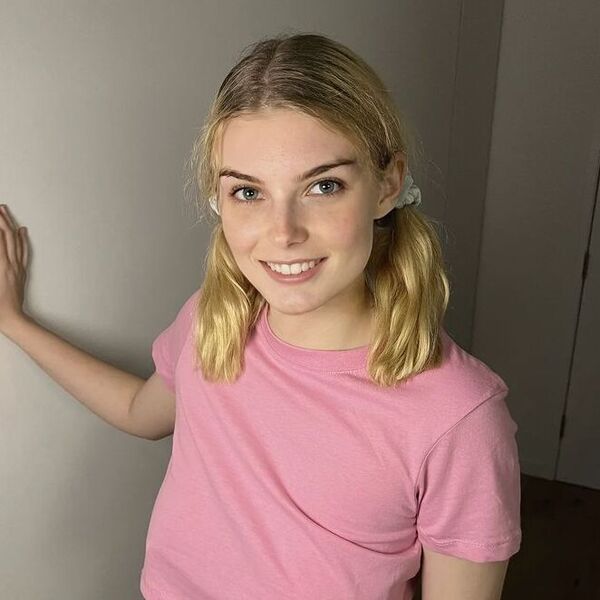 A woman wearing plain pink shirt