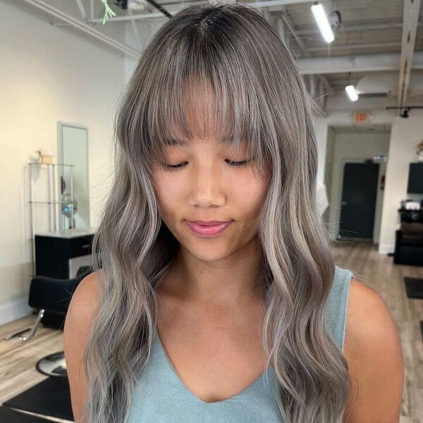 A woman wearing pale blue sleeveless top