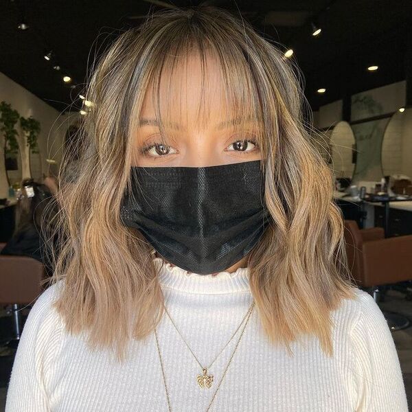 A woman wearing black mask in lettuce top